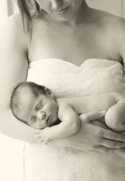 Mutter hält Baby von Hebamme Ines Heinecke